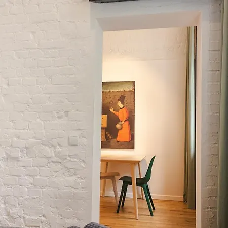 Z Upadkiem Ikara / With The Fall Of Icarus Апартаменты