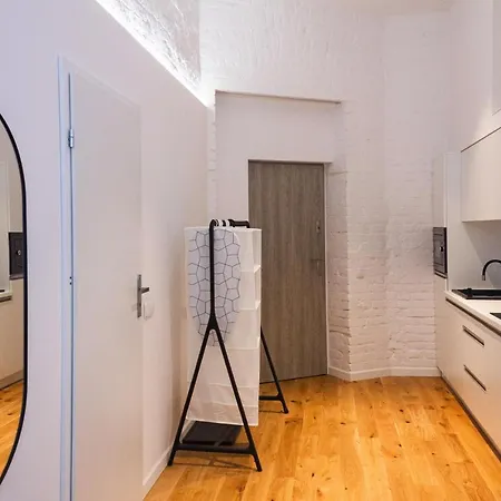 Z Upadkiem Ikara / With The Fall Of Icarus Lägenhet Łódź