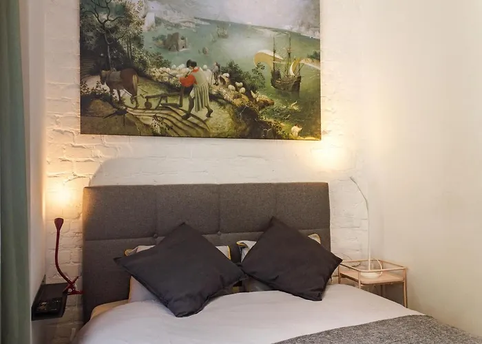 Z Upadkiem Ikara / With The Fall Of Icarus Lägenhet